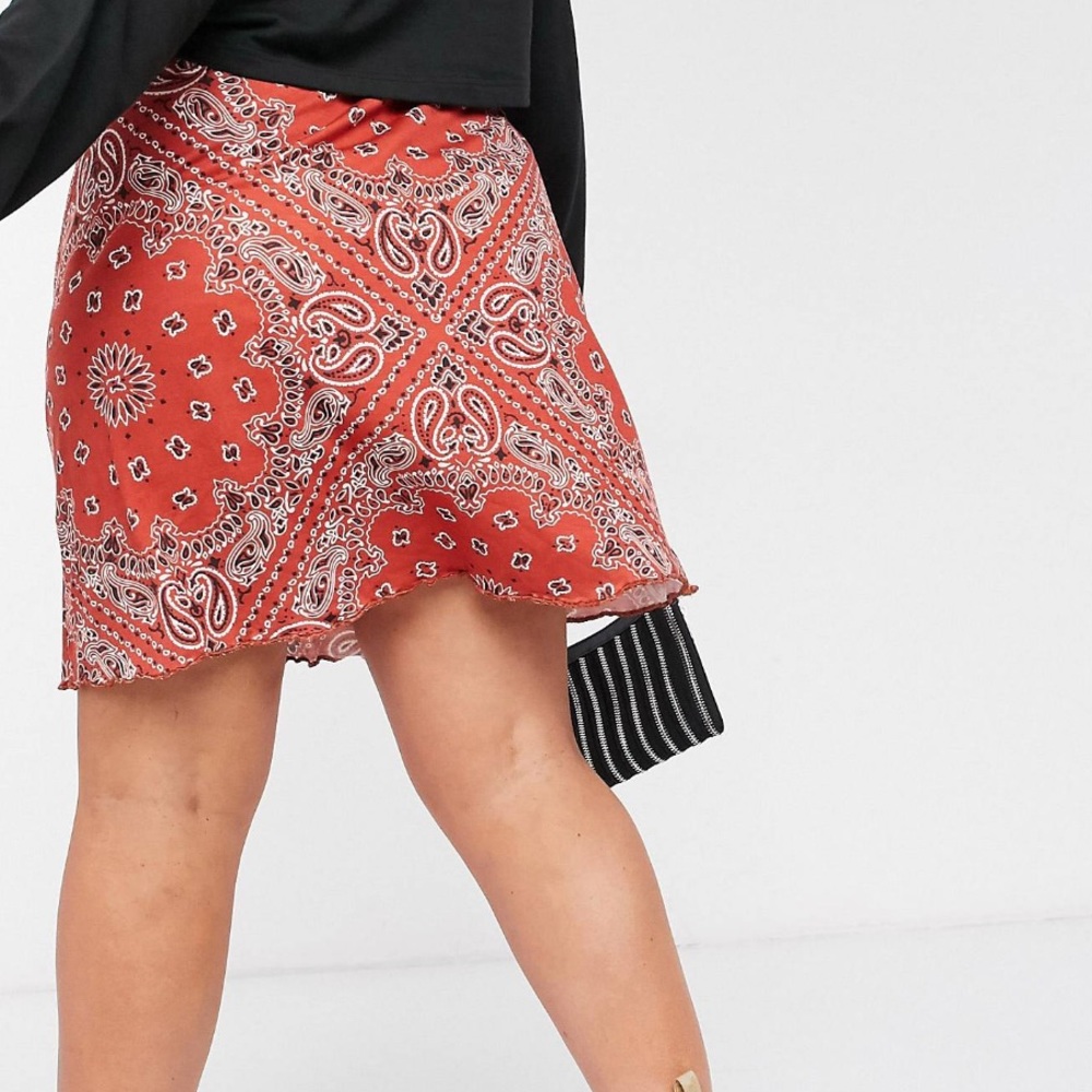 Rokoko Plus crinkle hem mini skirt in bandana print